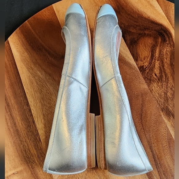 Vineyard Vines Silver/Blue Women's ballet flats size 6. - Picture 3 of 6